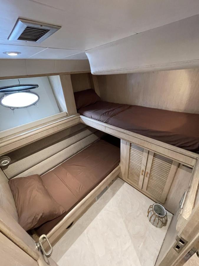 Hotel Yacht Sotavento サン・アドリア・デ・ベソス エクステリア 写真