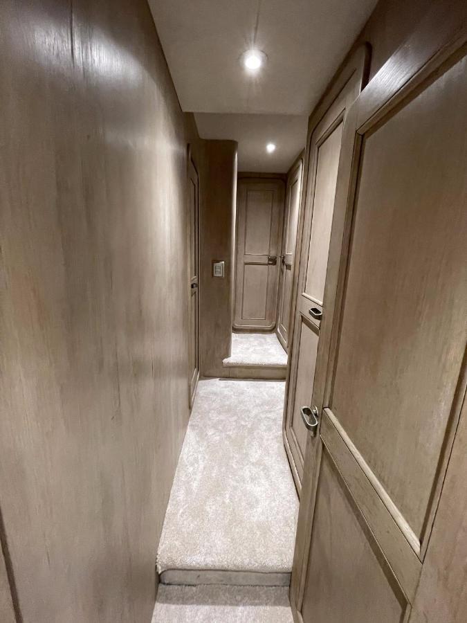 Hotel Yacht Sotavento サン・アドリア・デ・ベソス エクステリア 写真