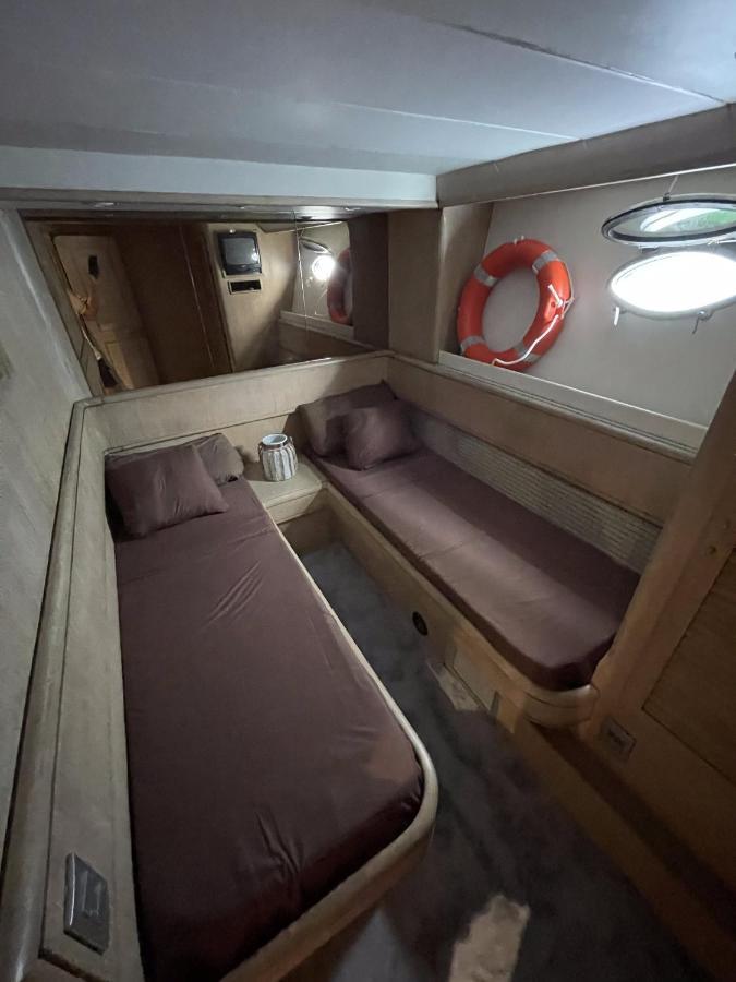 Hotel Yacht Sotavento サン・アドリア・デ・ベソス エクステリア 写真